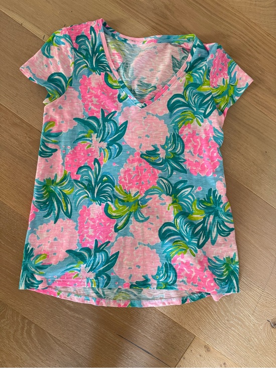 Lilly Pulitzer Tops - Lilly Pulitzer Short-Sleeve V-Neck Floral Women’s Tee — Pink, Turquoise size XS